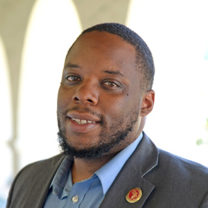 headshot of Dr. Damariyé L. Smith